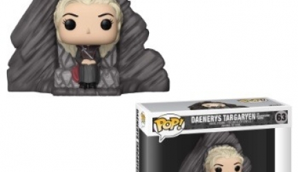 Figurine Daenerys Targaryen on Dragonstone throne